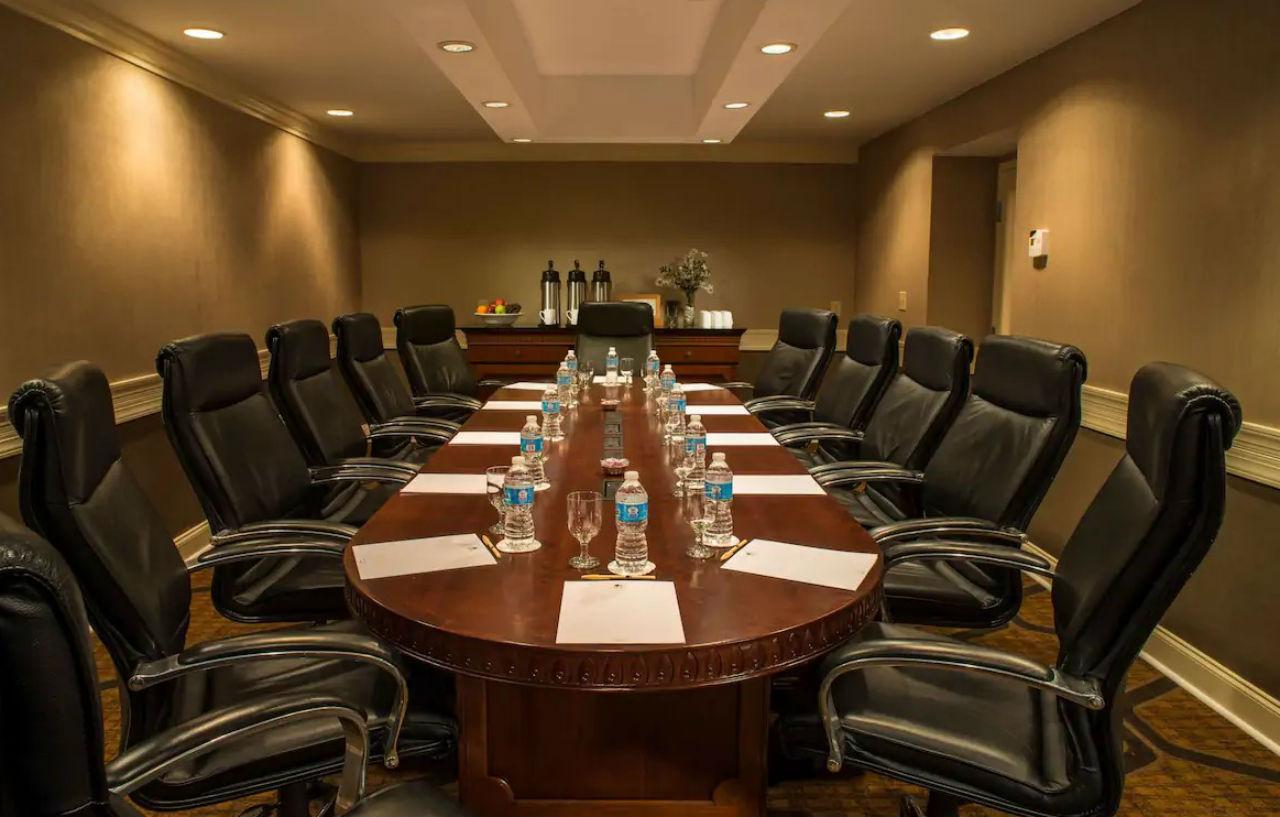 Отель Doubletree By Hilton Raleigh Durham Airport At Research Triangle Park Экстерьер фото