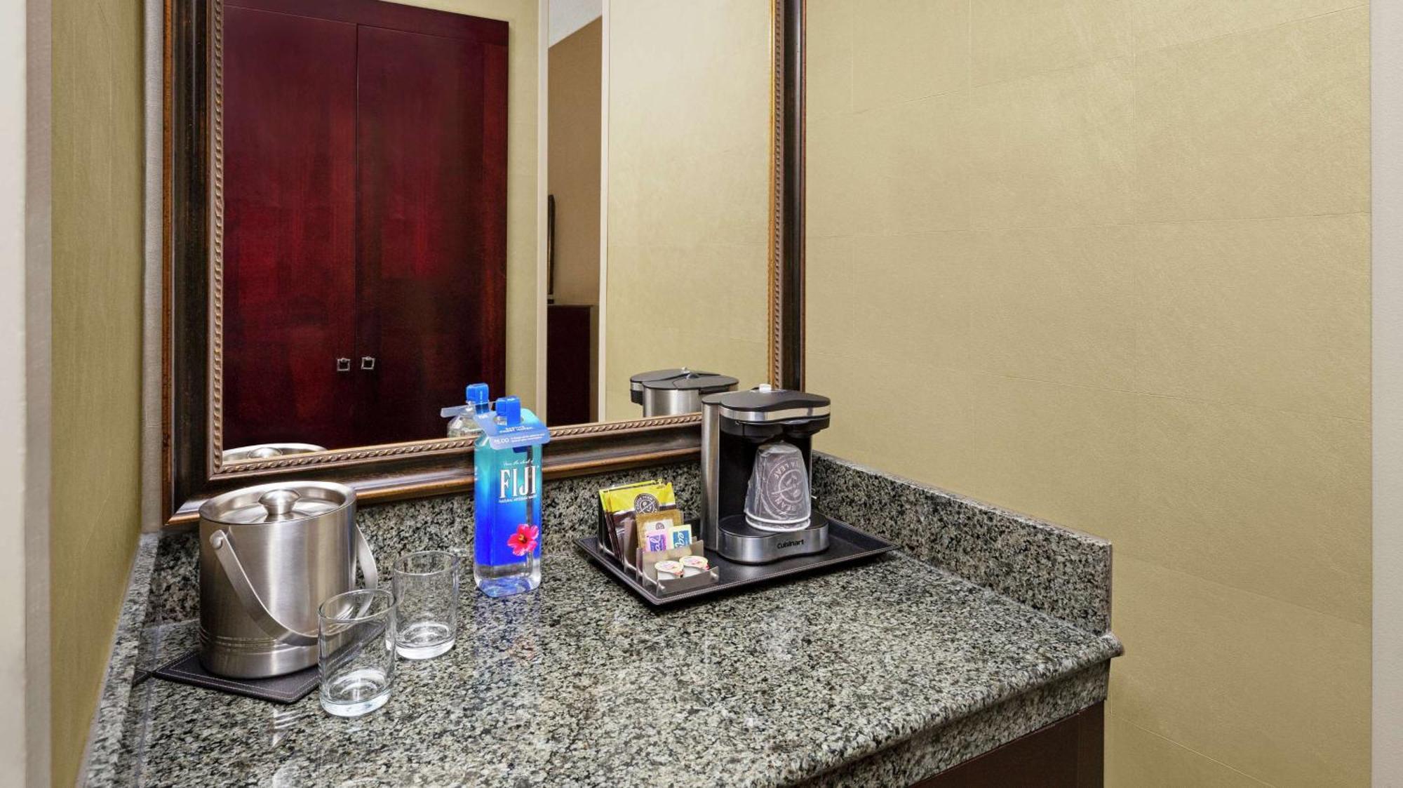Отель Doubletree By Hilton Raleigh Durham Airport At Research Triangle Park Экстерьер фото
