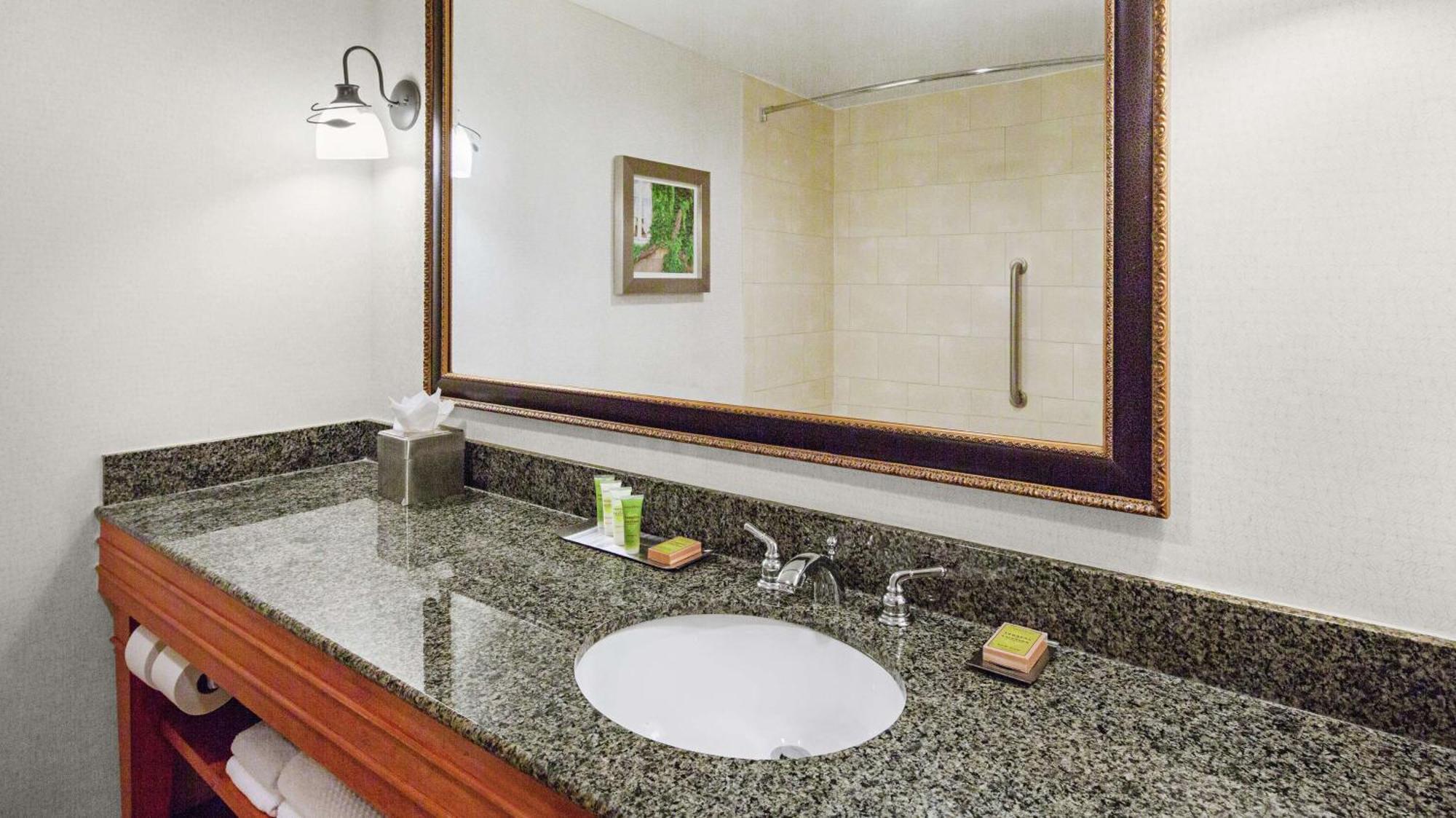 Отель Doubletree By Hilton Raleigh Durham Airport At Research Triangle Park Экстерьер фото