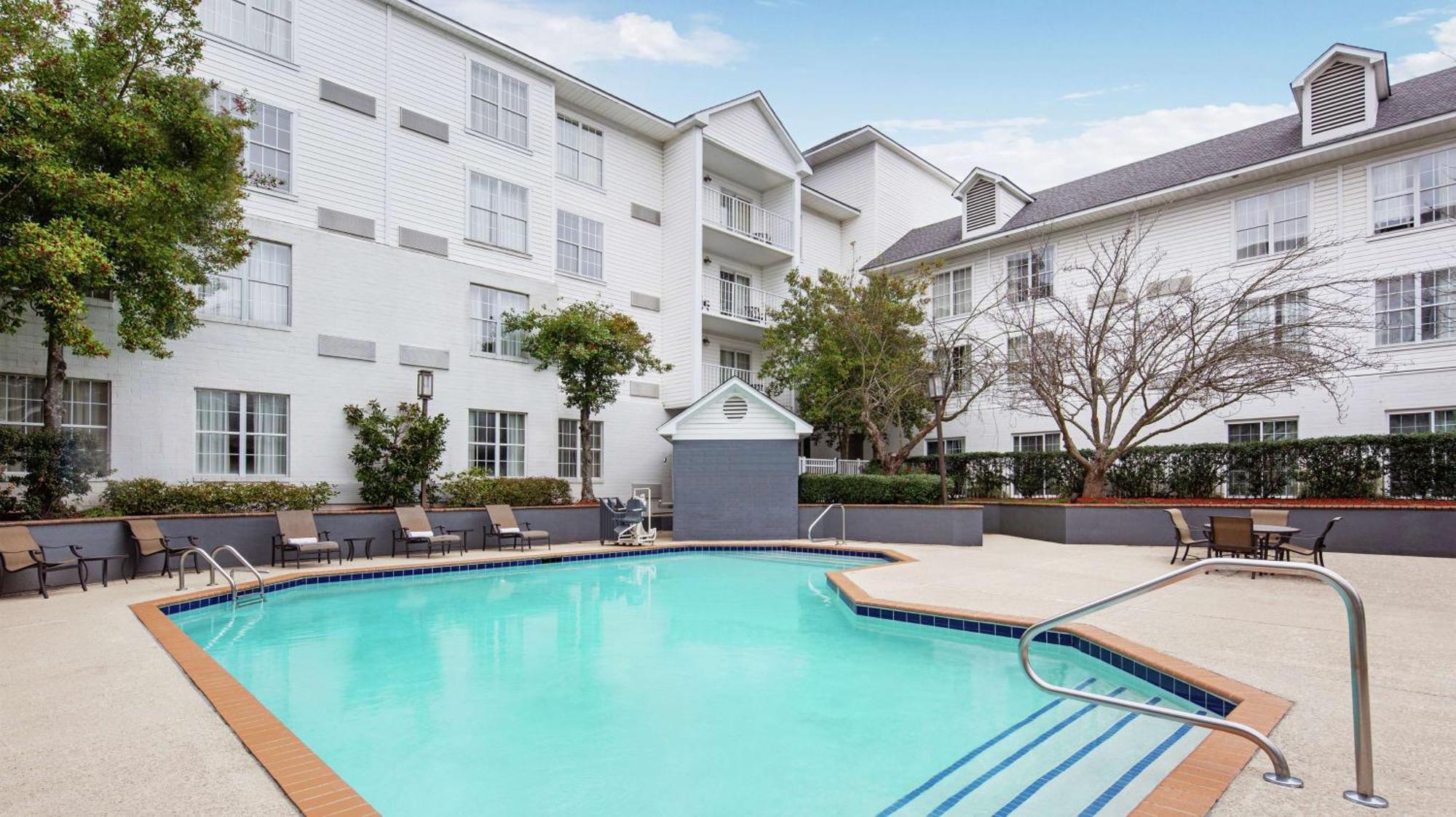 Отель Doubletree By Hilton Raleigh Durham Airport At Research Triangle Park Экстерьер фото