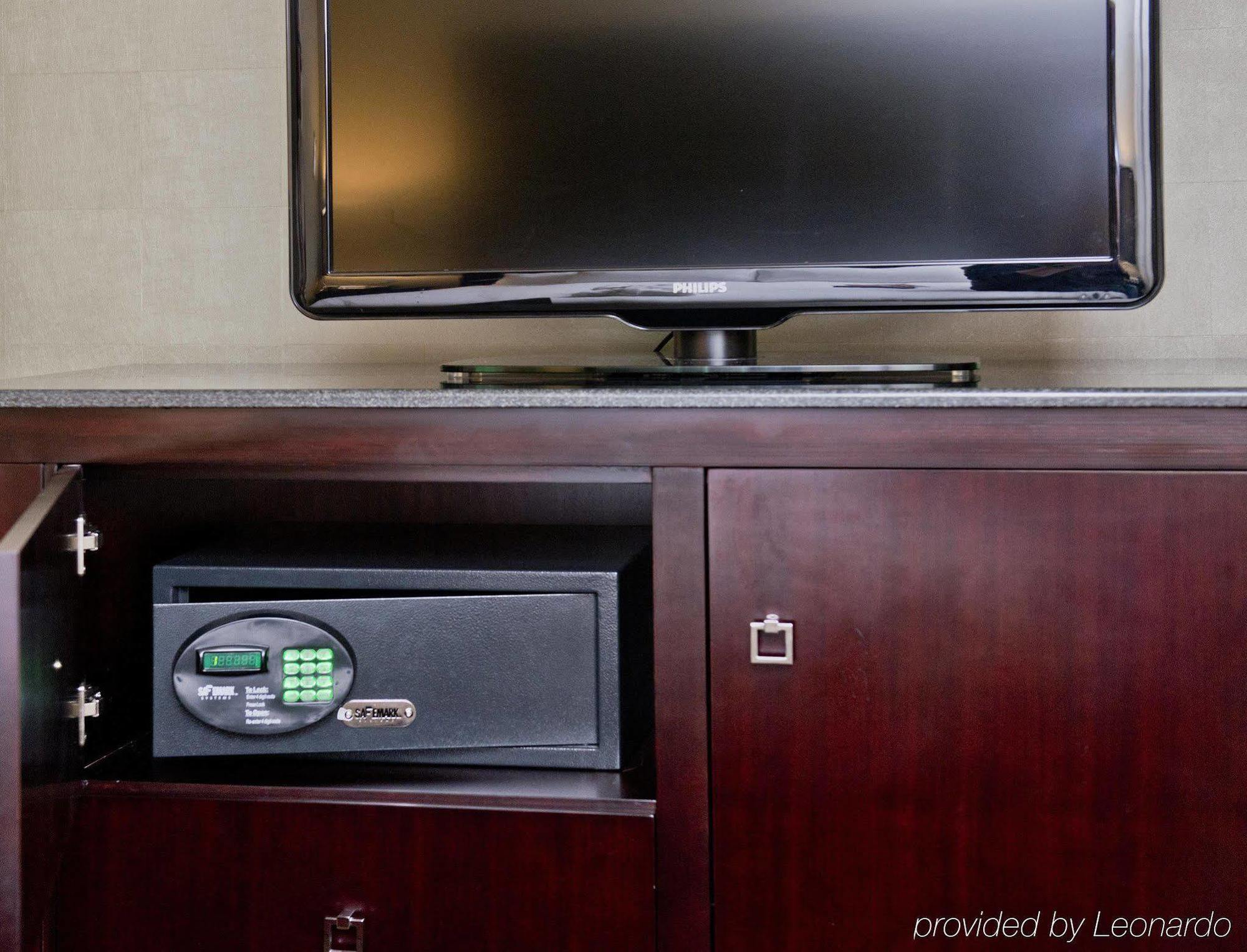 Отель Doubletree By Hilton Raleigh Durham Airport At Research Triangle Park Экстерьер фото