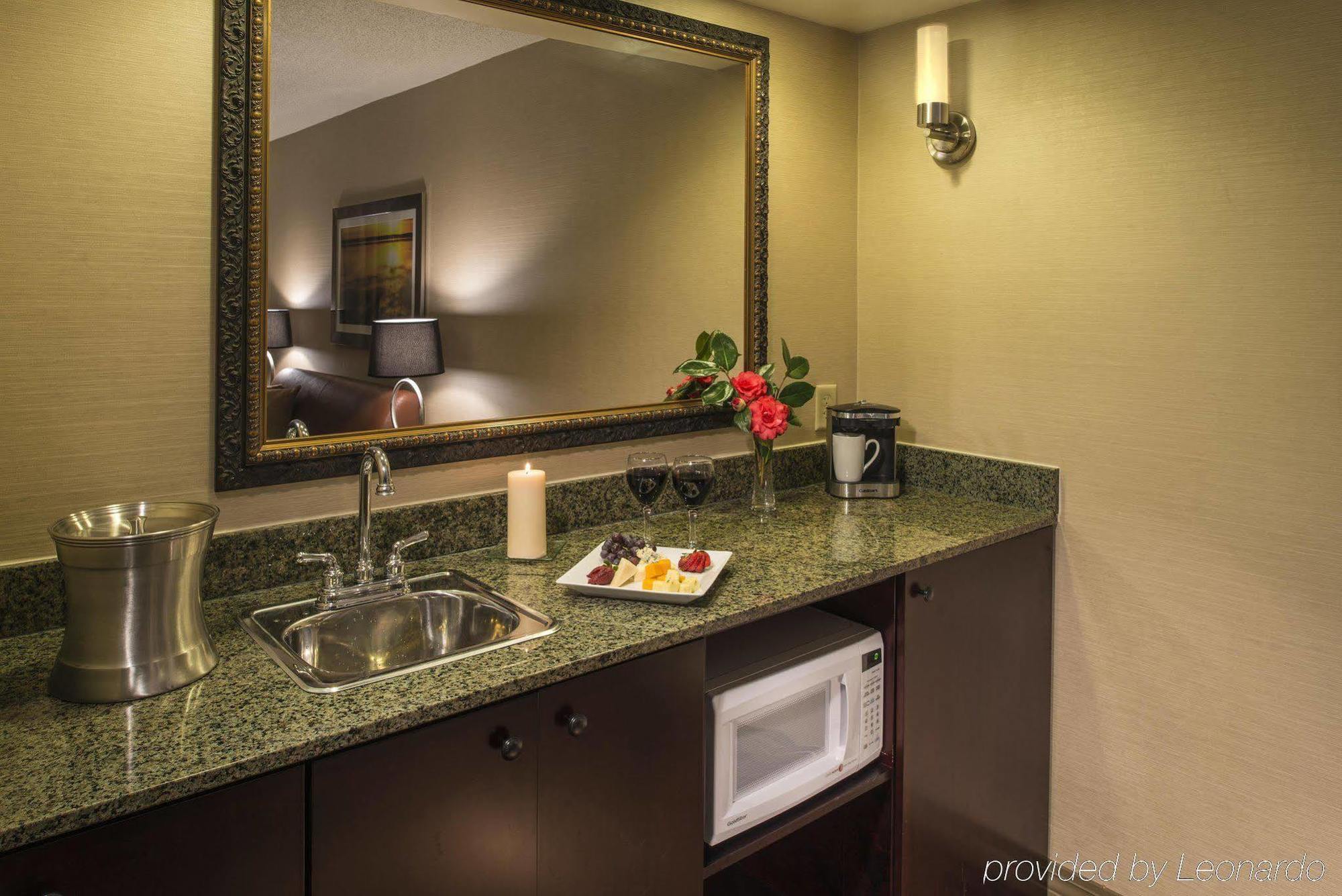 Отель Doubletree By Hilton Raleigh Durham Airport At Research Triangle Park Экстерьер фото